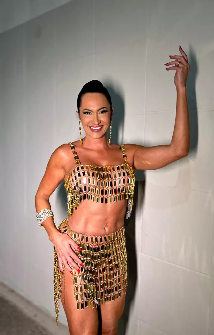 Barriga Zero: Rainha de bateria da Acadêmicos de Niterói, Vanessa Rangeli revela segredo do 'tanquinho' que fez sucesso durante ensaio.